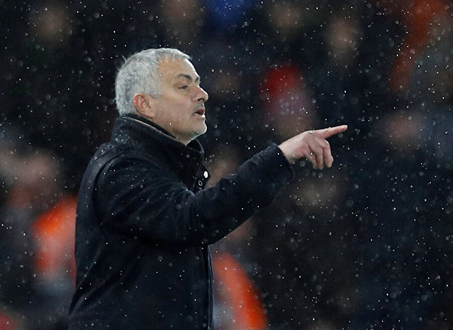 Jose Mourinho, Manchester United'ı çalıştırdığı dönemde Liverpool maçında öğrencilerini uyarıyor.