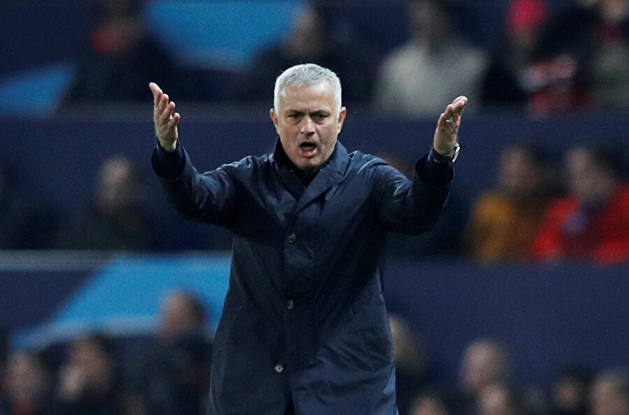 Jose Mourinho, Young Boys maçında dördüncü hakeme itiraz ediyor.