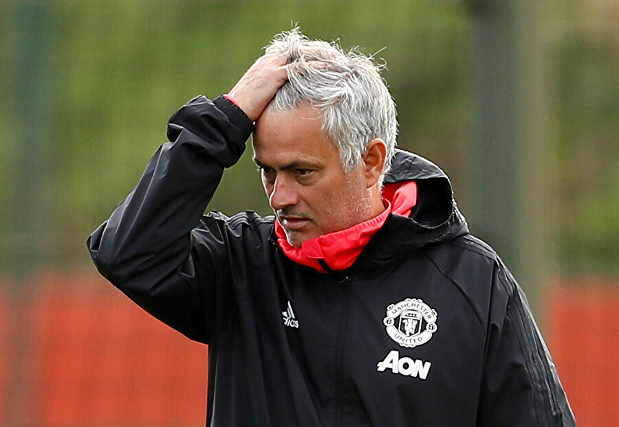 Jose Mourinho idmanda düşünceli şekilde oyuncularını takip ediyor.
