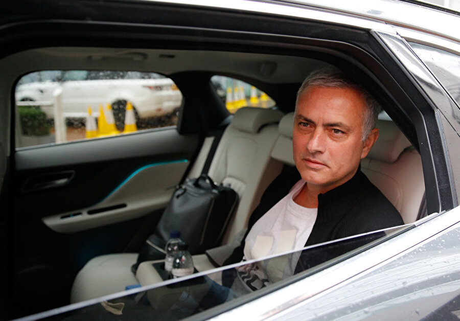 Jose Mourinho, Manchester United tesislerinden ayrılırken gazetecilerin sorularını cevaplıyor.