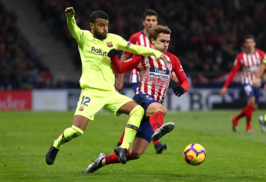 Rafinha Atletico Madrid maçında rakibi Griezmann'la mücadele ediyor.