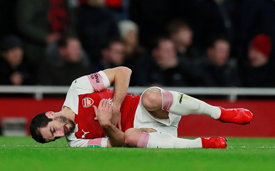 Henrikh Mkhitaryan yaşadığı sakatlığın ardından bir süre yerde yattı.