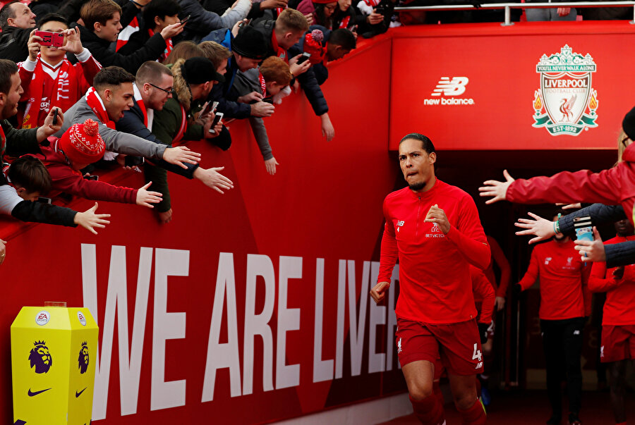 Virgil van Dijk sahaya çıkarken taraftarların sevgi gösterisiyle karşılaşıyor.