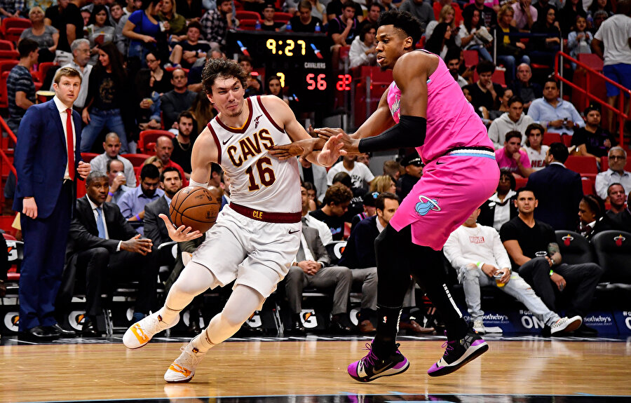 Cedi Osman, rakibi Hassan Whiteside ile mücadele ederken.