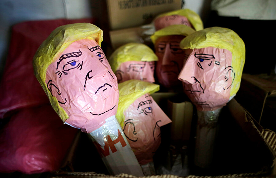 ABD Başkanı Donald Trump, kuklalar üzerine resmedildi.