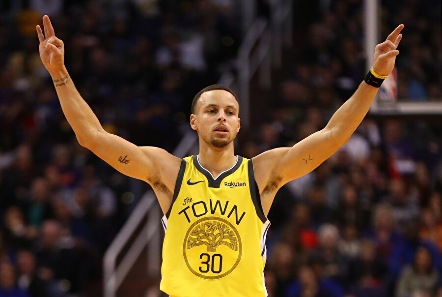 Stephen Curry, Phoenix potasına 34 sayı bıraktı.