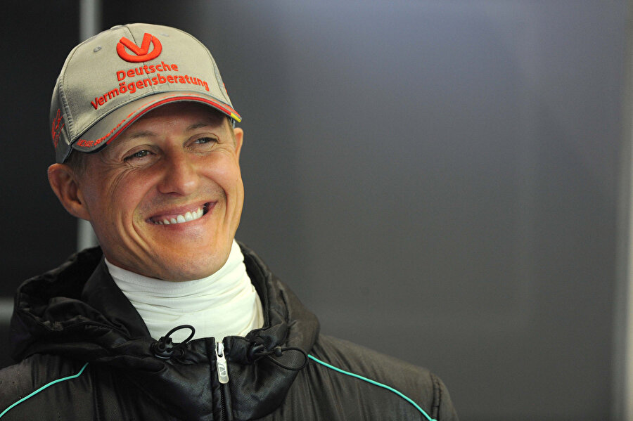Michael Schumacher gülüyor.
