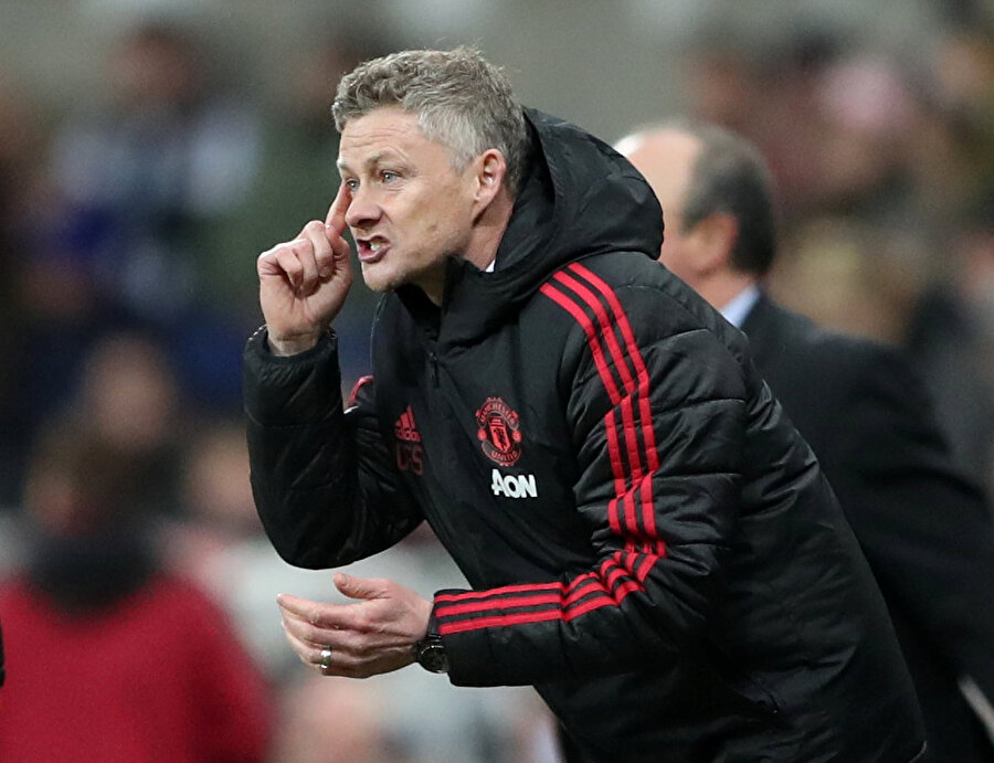 Ole Gunnar Solskjaer oyuncularına kenardan taktik veriyor.