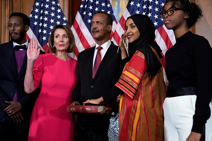 Ilhan Omar, dedesinden kalma Kur'an-ı Kerim üzerine yemin etti.