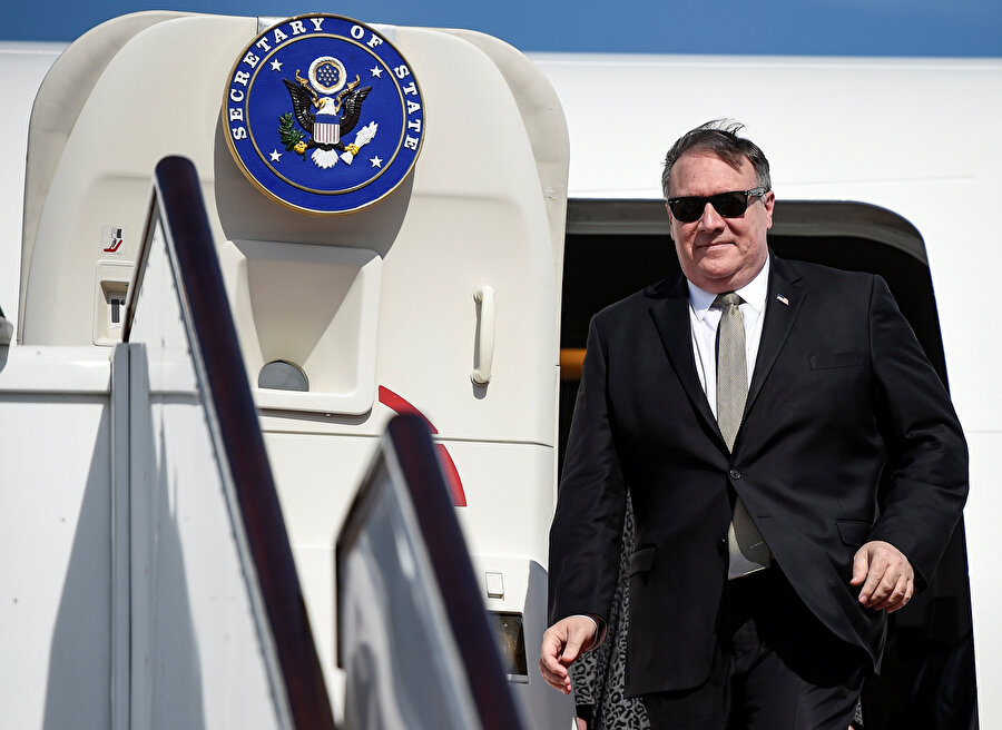 ABD Dışişleri Bakanı Pompeo uçaktan inerken görünüyor.