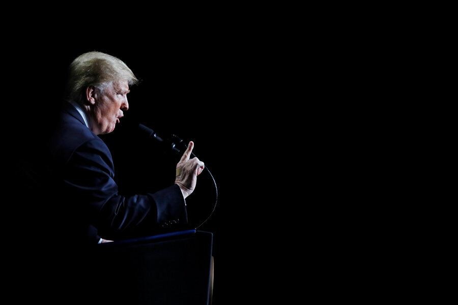 ABD Başkanı Donald Trump, konuşma yaparken görünüyor.