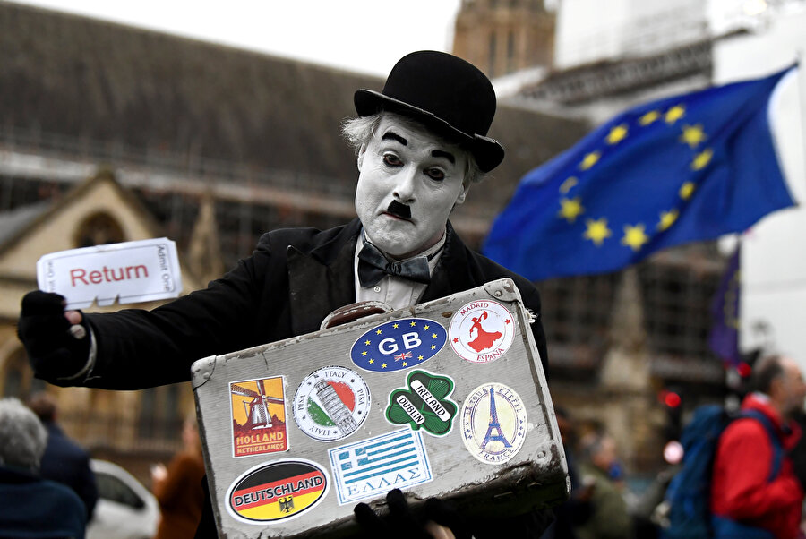 Brexit karşıtı bir kişi, meclis önünde düzenlenen protestolarda görünüyor.