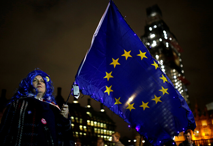 Brexit karşıtı vatandaşlar protestolara AB bayraklarıyla katılmıştı.