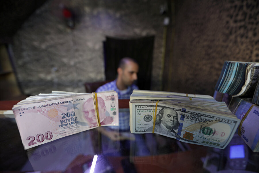 TL ve dolar banknotları döviz bürosunda görünüyor.