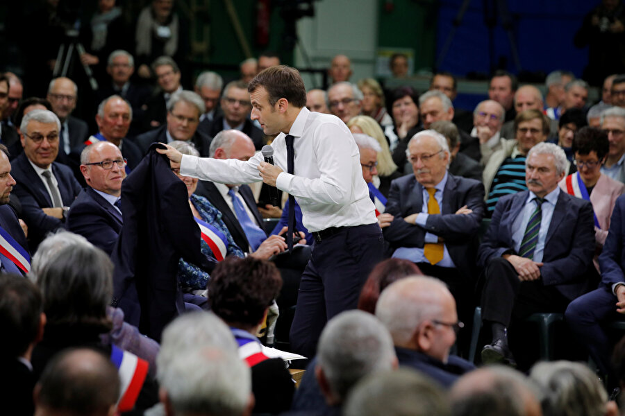 Müzakere toplantıları için çağrı yapan Fransa Cumhurbaşkanı Macron, ilk toplantıyı 600 belediye başkanının katılımıyla Grand Bourgtheroulde semtinde gerçekleştirdi.
