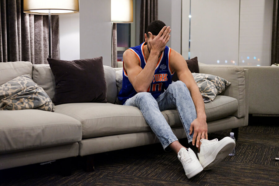 FETÖ firarisi Enes Kanter, verdiği röportajda yüzünü kapatıyor.
