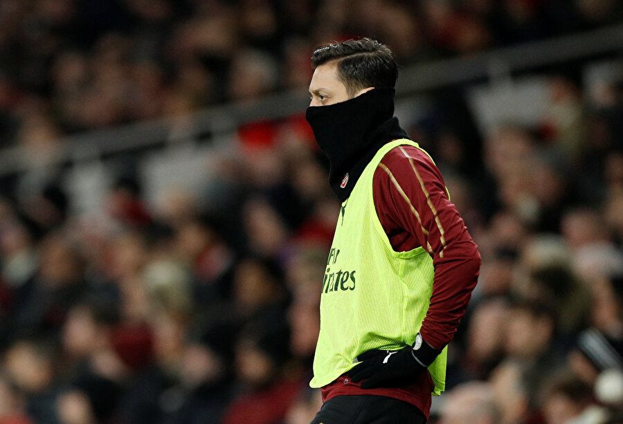 Mesut Özil, Chelsea maçında oyuna dahil olmak için bekliyor.
