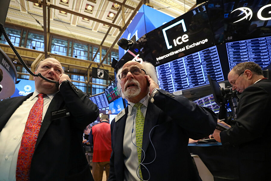 New York borsasında iki yatırımcı telefonla görüşüyor.