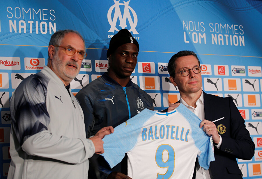 Balotelli, yeni formasıyla böyle poz verdi.