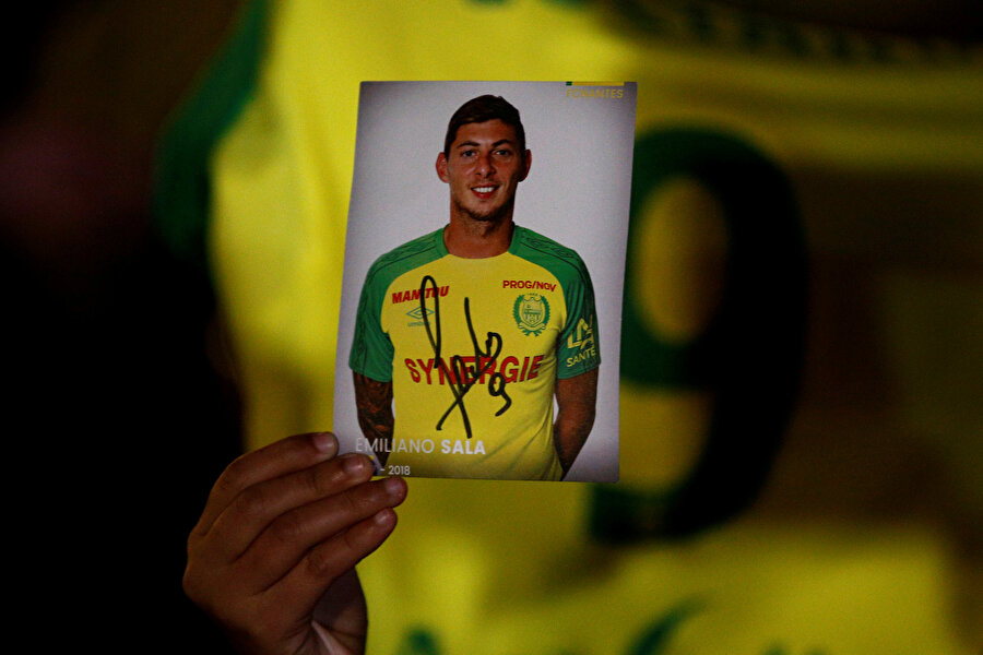 Emiliano Sala'dan umudunu kesmeyen taraftarlar meydanda bekliyor.