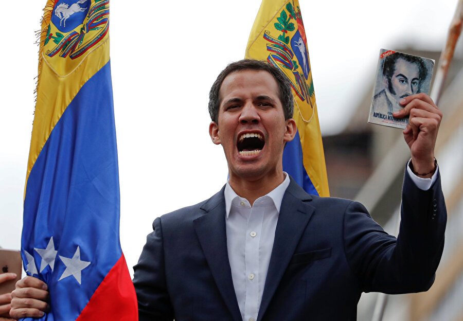Juan Guaido, Caracas'ta düzenlenen hükümet karşıtı gösterilerde başkanlık yemini ederek kendisini "geçici devlet başkanı" ilan etmişti.