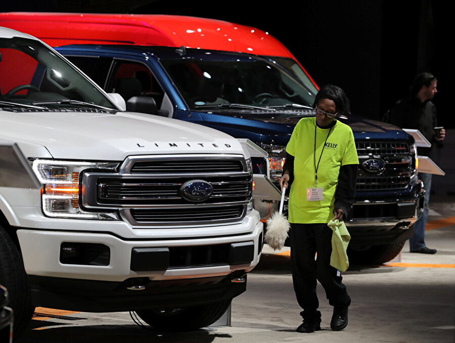 Ford'un F150 modelinin tanıtımında bir çalışan otomobile bakarken görünüyor.