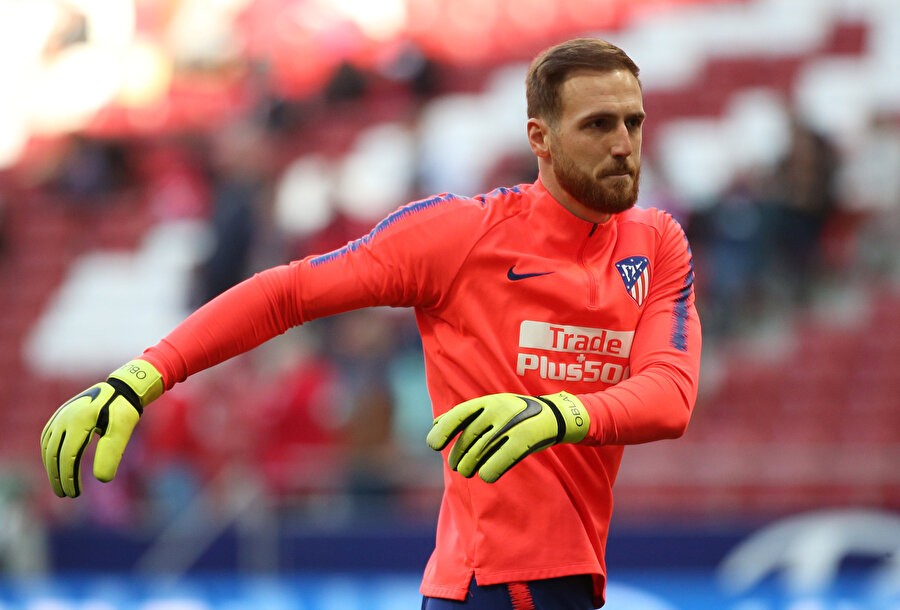 Jan Oblak, Racing Santander maçı öncesinde ısınıyor.