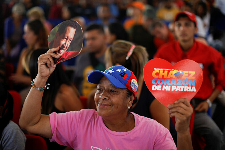 Elinde Chavez'in posteri olan bir Venezuelalı.