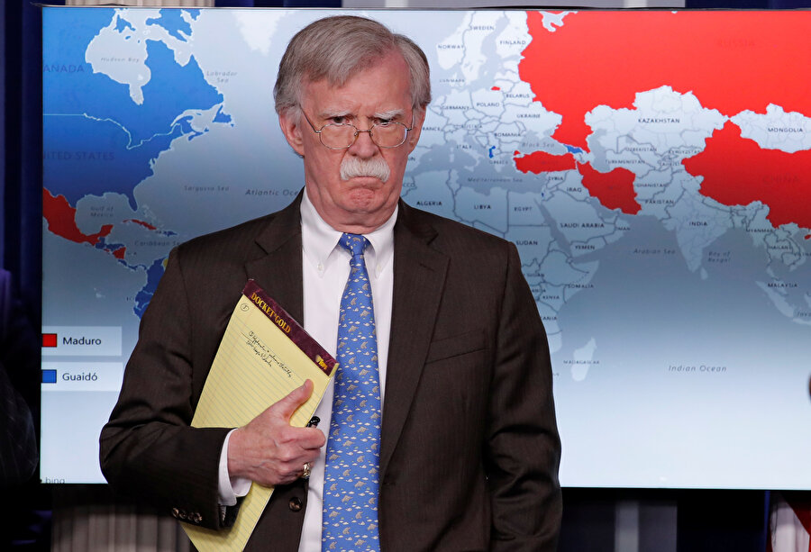 John Bolton'un basın toplantısı sırasında elinde tuttuğu defterdeki "5 bin asker Kolombiya'ya" yazılı not tartışmalara yol açtı.