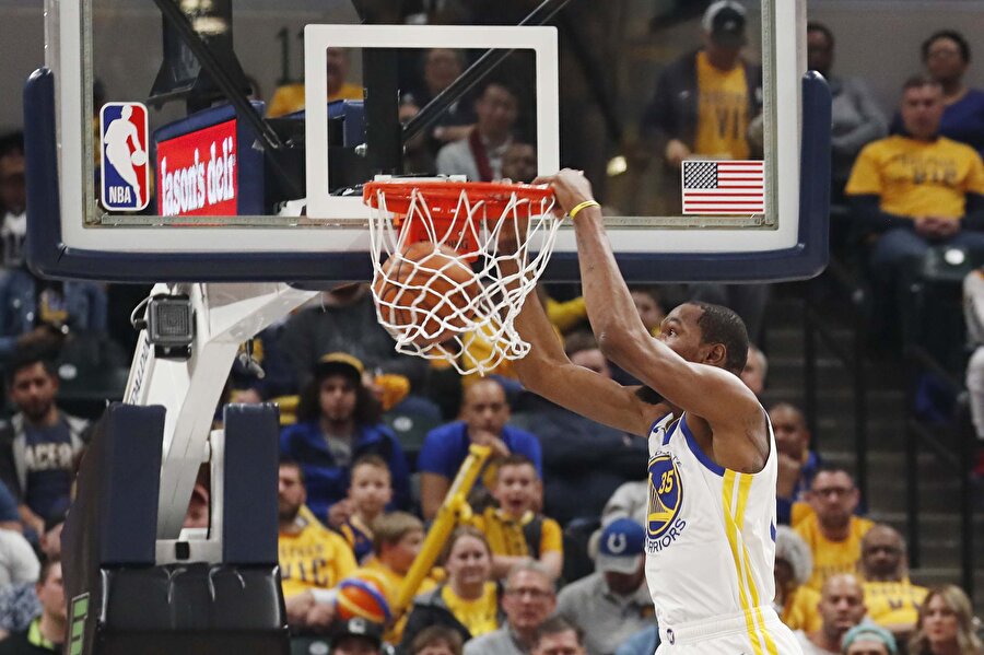 Kevin Durant, takımı adına sayı atarken.