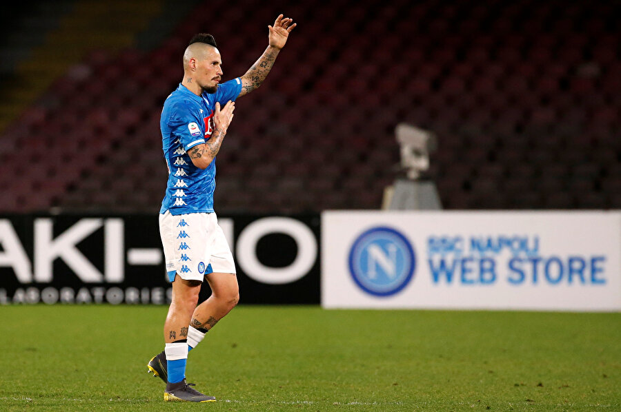 Marek Hamsik, Napoli tribünlerini selamlarken.