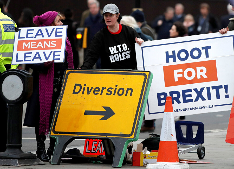 Brexit yanlısı protestocular, Parlamento Meclisi dışında gösteri yapmışlardı.