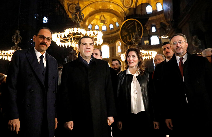 Yunanistan Başbakanı Aleksis Çipras, Ayasofya’yı ziyaret etti. Yoğun güvenlik önlemleri altında gerçekleşen ziyarette Çipras’a Cumhurbaşkanlığı Sözcüsü İbrahim Kalın eşlik etti.