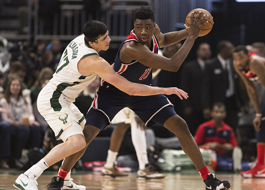 Ersan İlyasova, rakibi Thomas Bryant ile mücadele ediyor.