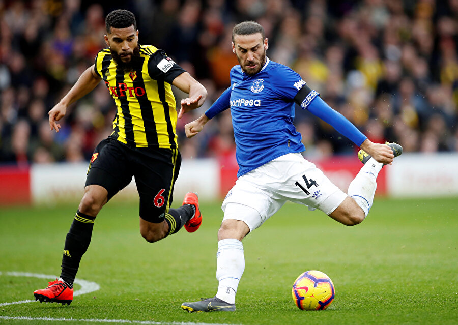 Cenk Tosun, Watford maçında rakibiyle mücadele ederken.