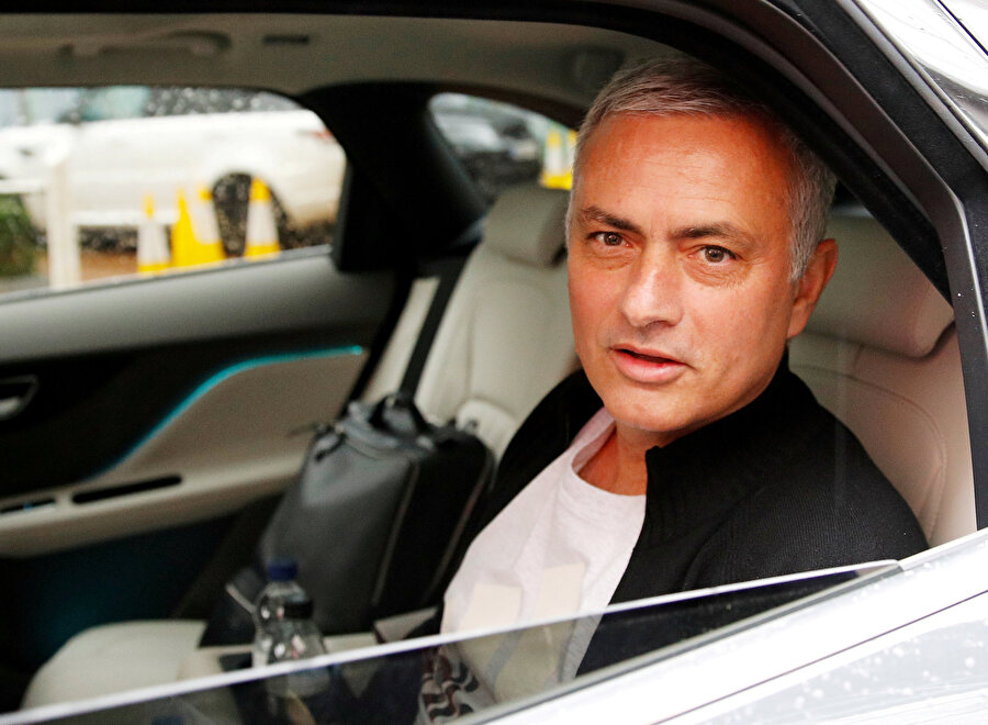 Jose Mourinho, Manchester United tesislerinden ayrılıyor.