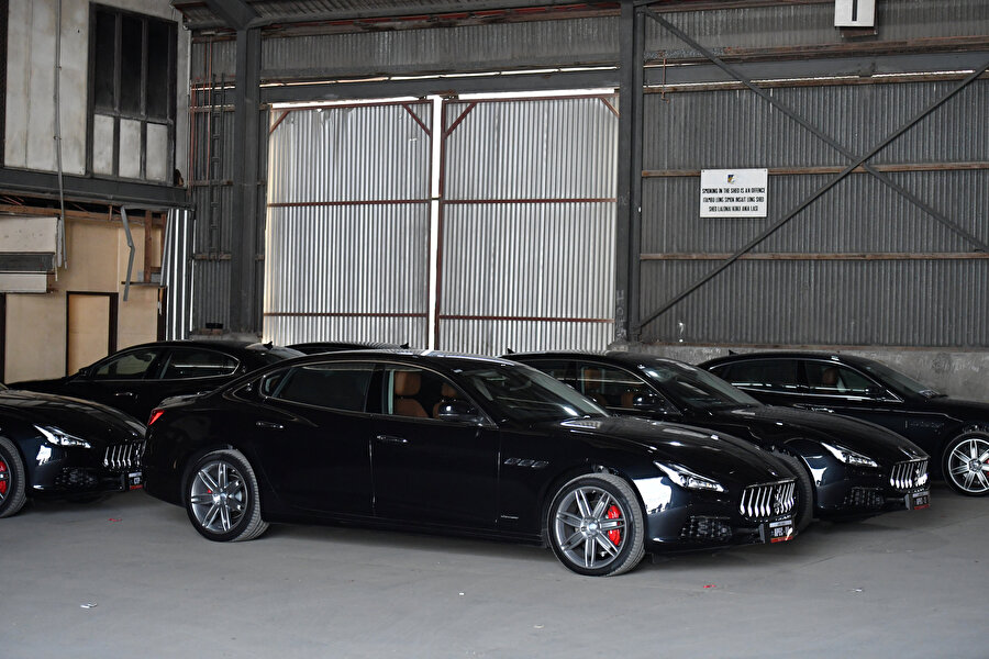 Her biri yaklaşık 100 bin dolar değerindeki 40 Maserati marka lüks araç bulundu.