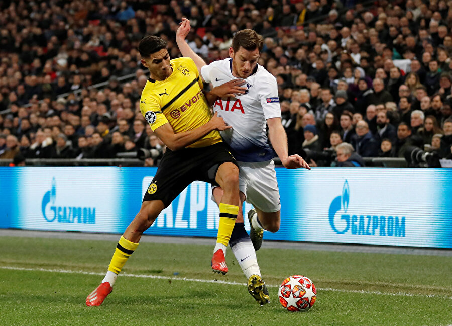 Hakimi rakibi Vertonghen ile mücadele ederken.