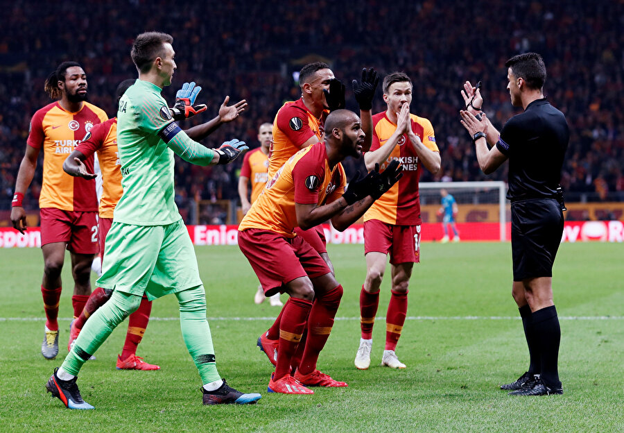 Galatasaray forması giyen futbolcular, Manzano'ya itiraz ediyor.