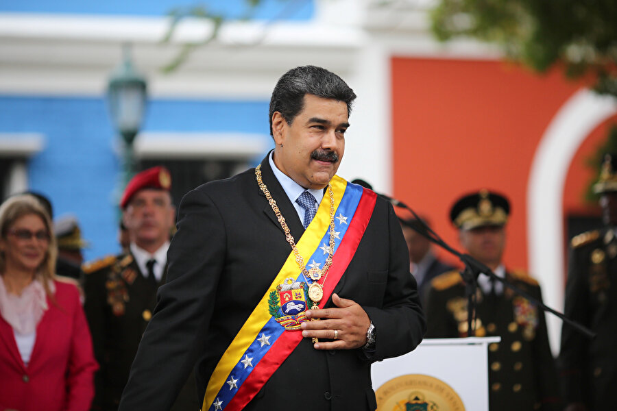 Venezuela Devlet Başkanı Nicolas Maduro devlet töreninde görünüyor.