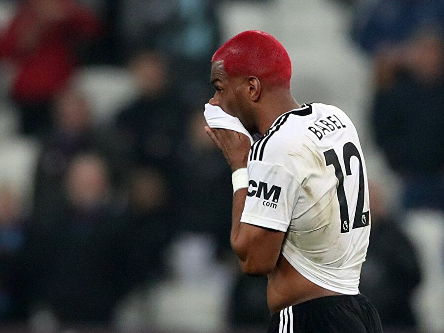Ryan Babel kaçırdığı golden sonra üzülüyor.