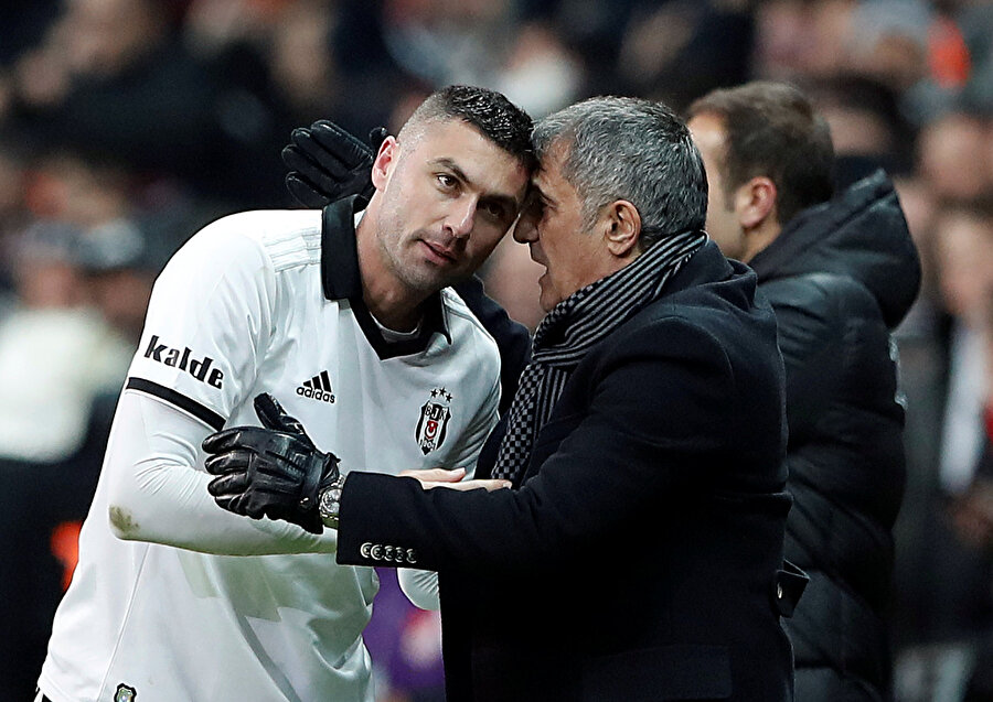Şenol Güneş, Burak Yılmaz'ı tebrik ediyor.