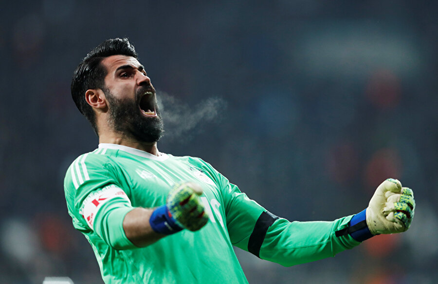 Volkan Demirel, takımının 3. golünden sonra büyük sevinç yaşadı.