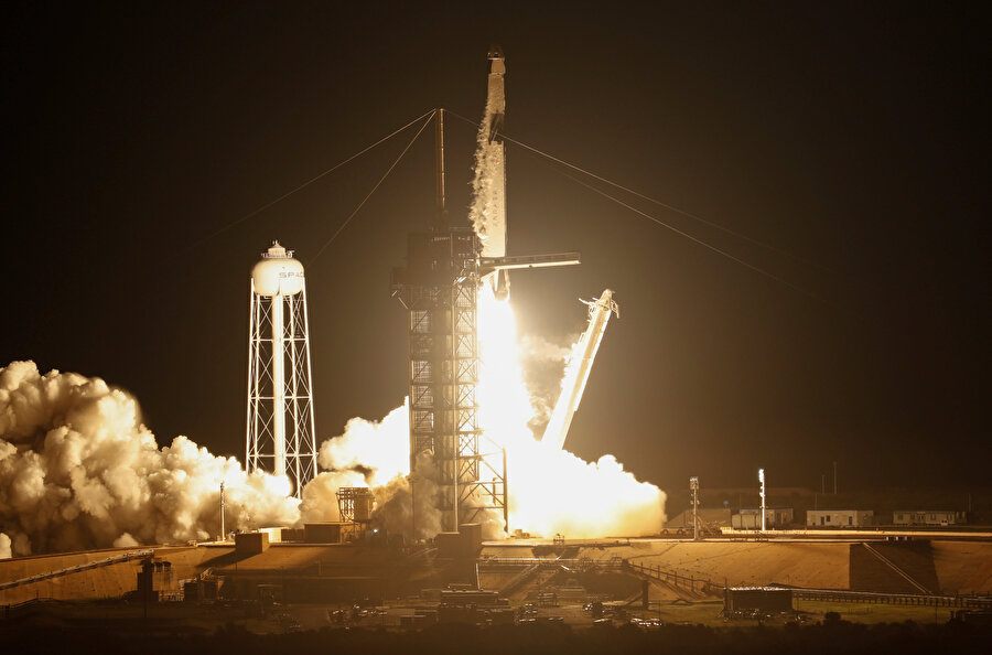 SpaceX Falcon 9 roketi Kennedy Uzay Merkezi'nde görünüyor.