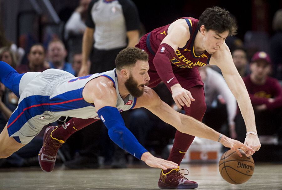 Cedi Osman, rakibi Blake Griffin ile top kapma mücadelesinde.