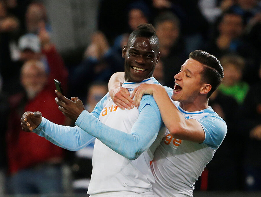 Balotelli maç öncesi bir gazeteciye verdiği telefonunu golden sonra alarak sosyal medyada paylaşım yaptı.