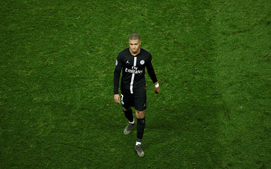 Kylian Mbappe, Manchester United maçının ardından sahayı terk ediyor.