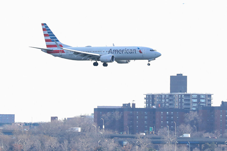Boeing 737 Max 8, New York'a gideren görünüyor.