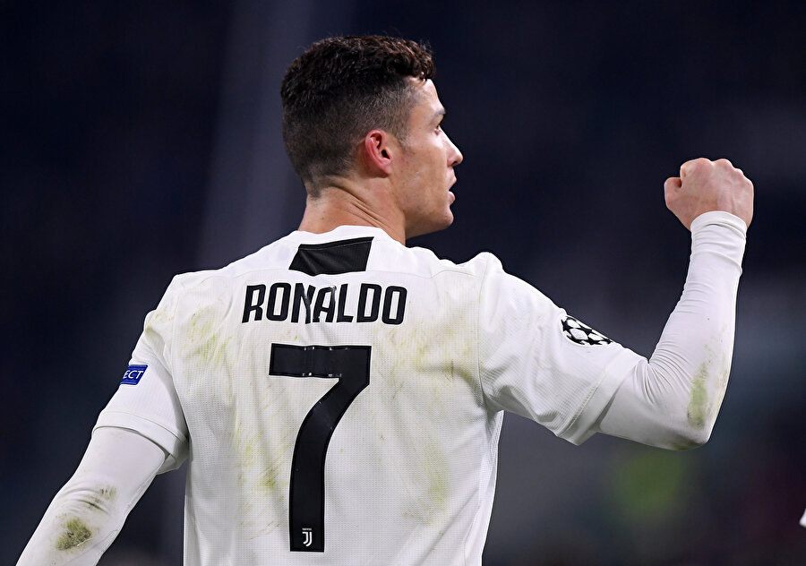 Ronaldo yaptığı hat-trick ile Messi'yi yakaladı.