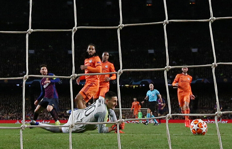 Barcelona, ilk maçta golsüz berabere kaldığı rakibi Lyon'a rövanşta gol yağdırdı.